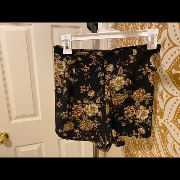 Lucy love, small, shorts - Picture 3 of 5